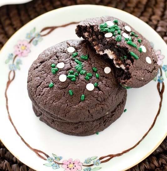Peppermint Pattie-Stuffed Chocolate Cookies #Christmas #cookie #recipes #trendypins