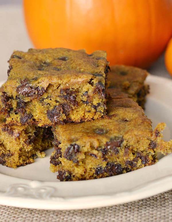 Pumpkin Chocolate Chip Bars #Christmas #cookie #recipes #trendypins