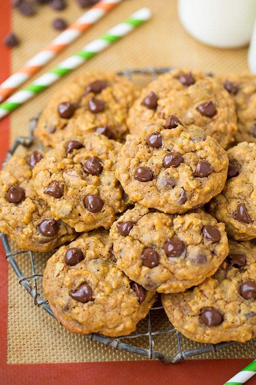 Pumpkin-Oat Chocolate Chip Cookies #Christmas #cookie #recipes #trendypins