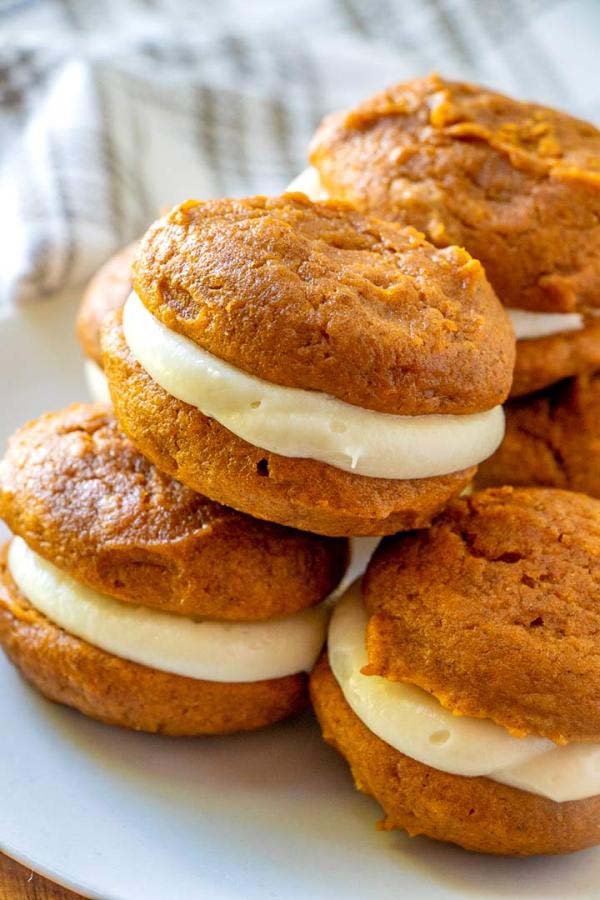 Pumpkin Whoopie Pies with Maple Cream Cheese Frosting #Christmas #cookie #recipes #trendypins