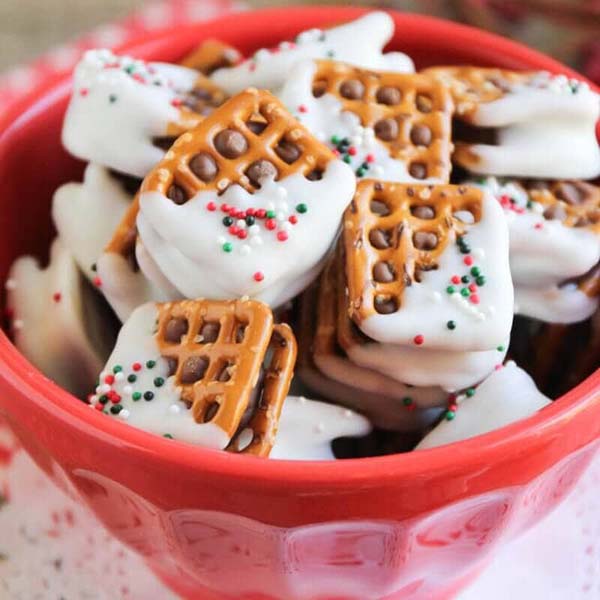 Rolo Pretzel Sandwiches #Christmas #candy #recipes #trendypins