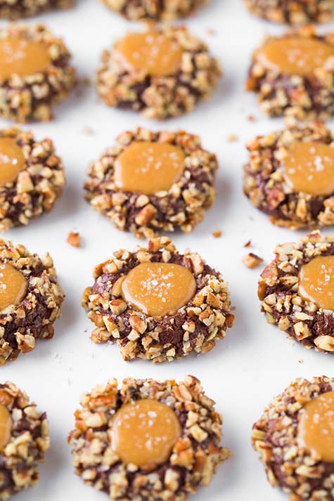 Salted Caramel Turtle Thumbprint Cookies #Christmas #cookie #recipes #trendypins