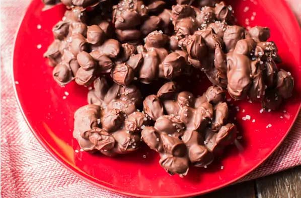Slow Cooker Sea Salt Chocolate Almond Clusters #Christmas #candy #recipes #trendypins
