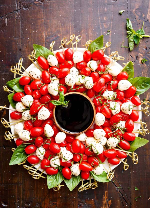 Caprese Christmas Wreath #Christmas #appetizers #recipes #trendypins