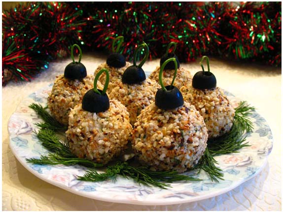 Cheese Ball Christmas Ornaments #Christmas #appetizers #recipes #trendypins