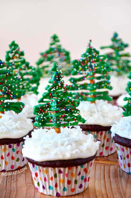 Chocolate Christmas Tree Cupcakes with Cream Cheese Frosting #Christmas #recipes #dinner #trendypins