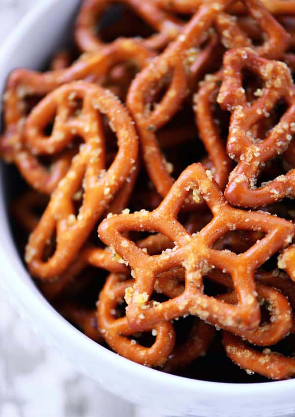 Christmas Crack Pretzels #Christmas #appetizers #recipes #trendypins