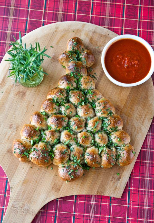 Christmas Tree Pull-Apart Bread #Christmas #recipes #dinner #trendypins