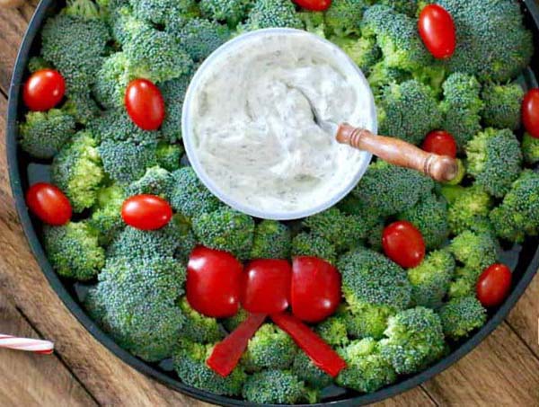 Christmas Veggie Wreath #Christmas #appetizers #recipes #trendypins