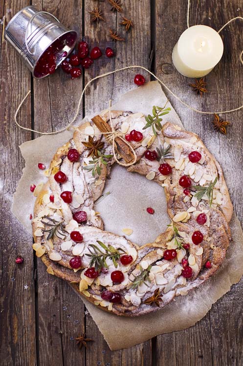 Cinnamon Bread Wreath #Christmas #appetizers #recipes #trendypins