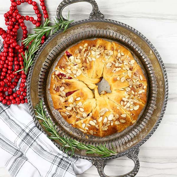 Cranberry Goat Cheese Crescent Wreath #Christmas #appetizers #recipes #trendypins