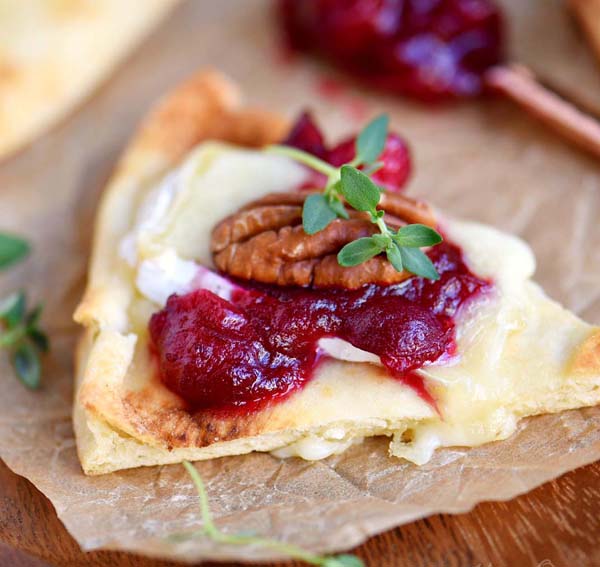 Cranberry Pecan Brie Bites #Christmas #appetizers #recipes #trendypins