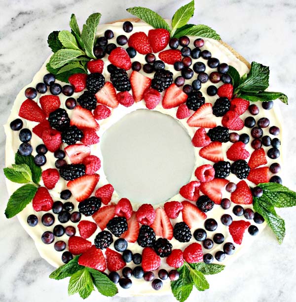 Fruit Pizza Christmas Wreath #Christmas #appetizers #recipes #trendypins