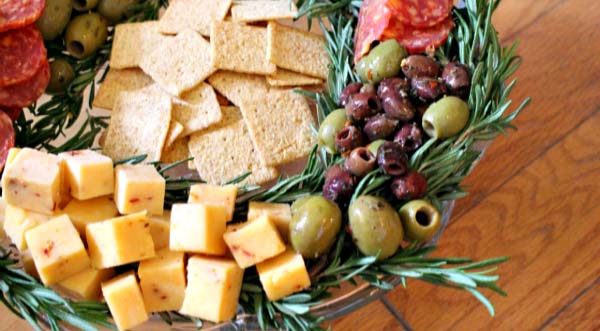Holiday Antipasto Wreath #Christmas #appetizers #recipes #trendypins