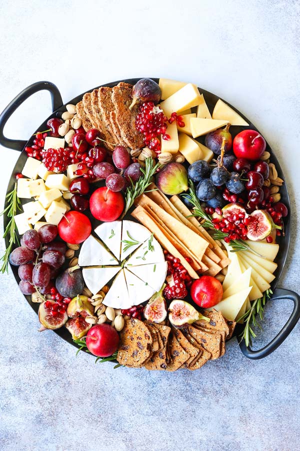 Holiday Cheese Board #Christmas #recipes #dinner #trendypins