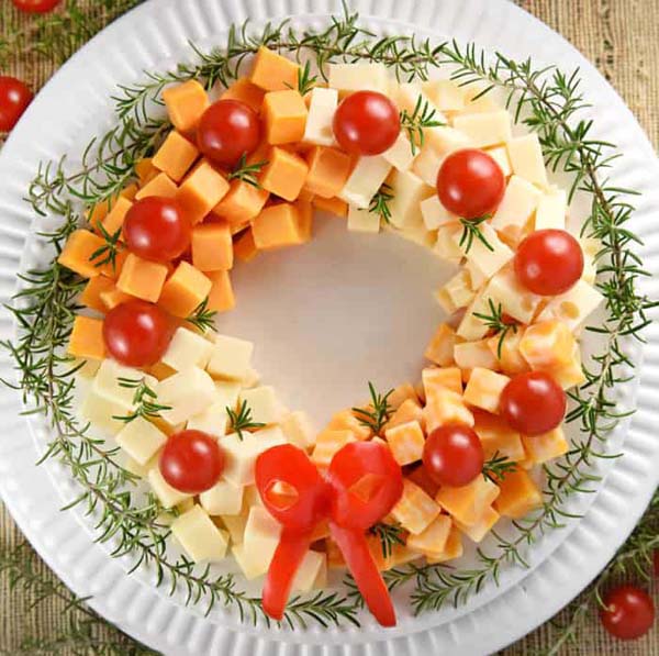 Holiday Cheese Wreath #Christmas #appetizers #recipes #trendypins