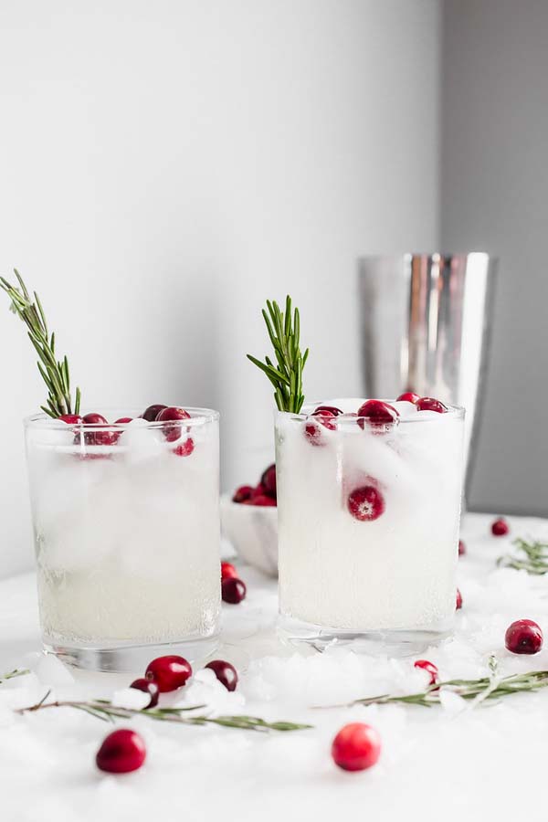 Mistletoe Kiss Cocktail #Christmas #recipes #dinner #trendypins