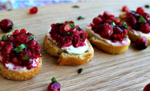 Pomegranate and Cranberry Bruschetta #Christmas #appetizers #recipes #trendypins