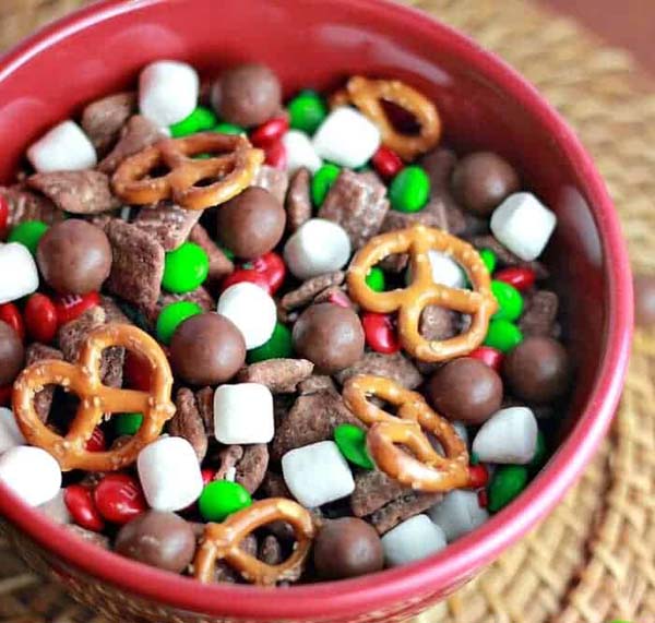 Santa’s Reindeer Chow #Christmas #appetizers #recipes #trendypins