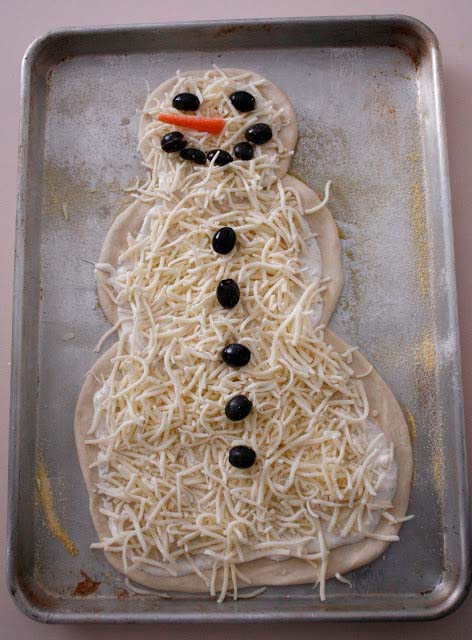 Snowman Pizza #Christmas #appetizers #recipes #trendypins