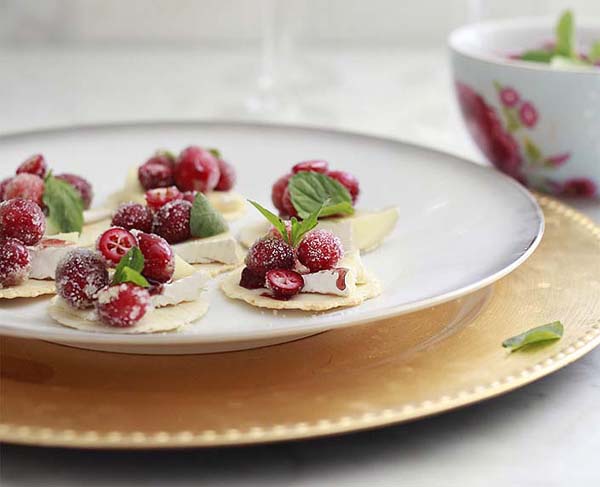 Sparkling Cranberry Brie Bites #Christmas #appetizers #recipes #trendypins