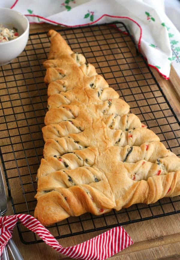 Spinach Dip Stuffed Crescent Roll Christmas Tree #Christmas #appetizers #recipes #trendypins