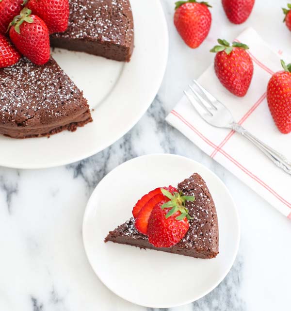 3 Ingredient Flourless Chocolate Cake #Valentin's Day #recipes #cakes #trendypins