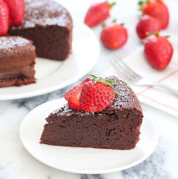 3 Ingredient Flourless Chocolate Cake #Valentine's Day #recipes #desserts #trendypins