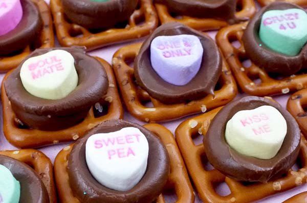 Candy Heart Pretzel Bites #Valentine's Day #recipes #treats #trendypins