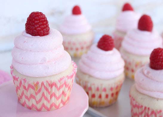 Champagne Raspberry Cupcakes #Valentine's Day #recipes #cupcakes #trendypins