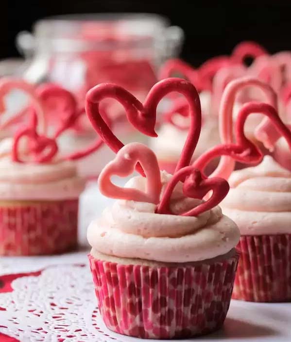 Cherry Buttermilk Cupcakes with Cherry Buttercream Frosting #Valentine's Day #recipes #cupcakes #trendypins