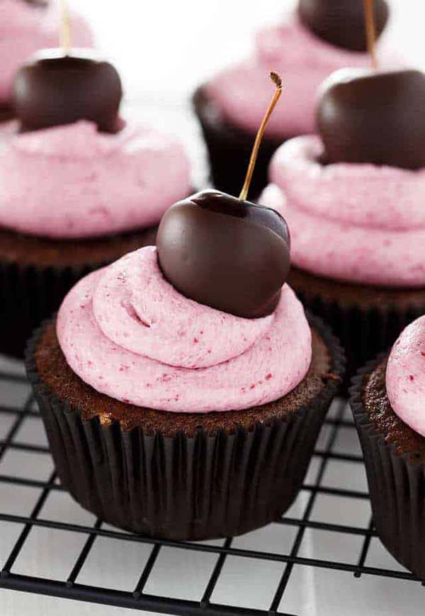 Chocolate Cherry Cupcakes #Valentine's Day #recipes #cupcakes #trendypins