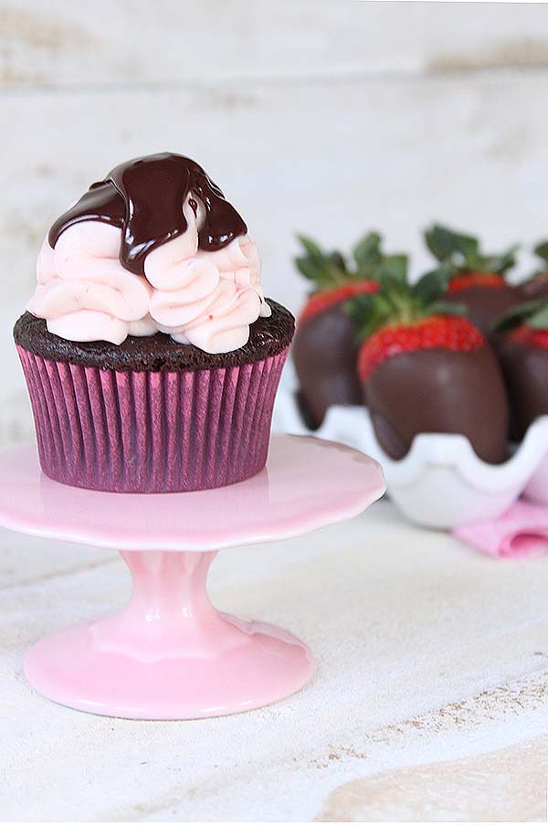 Chocolate Covered Strawberry Cupcakes Recipe #Valentine's Day #recipes #cupcakes #trendypins