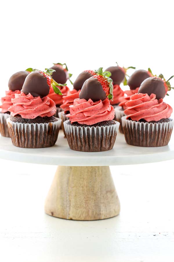 Chocolate Covered Strawberry Cupcakes #Valentine's Day #recipes #cupcakes #trendypins