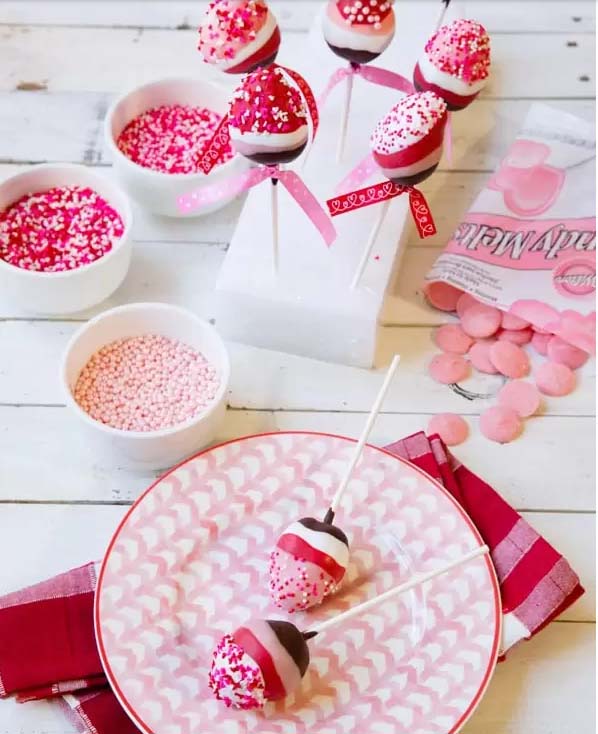Chocolate Dipped Strawberry Pops #Valentine's Day #recipes #desserts #trendypins