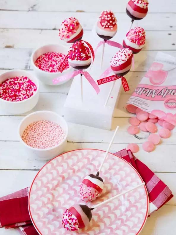 Chocolate Dipped Strawberry Pops #Valentine's Day #recipes #treats #trendypins