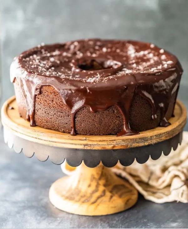 Chocolate Pound Cake with Chocolate Ganache Icing #Valentin's Day #recipes #cakes #trendypins