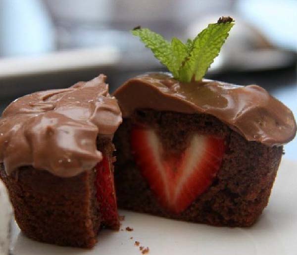 Chocolate Pudding Cupcakes With Strawberry Centers #Valentine's Day #recipes #cupcakes #trendypins