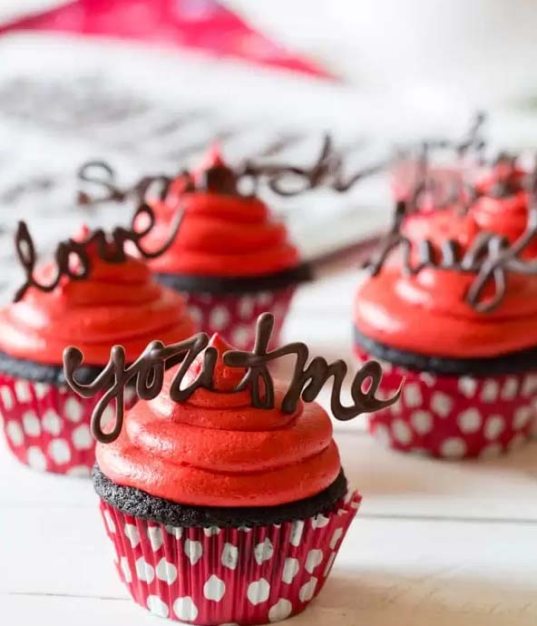 Chocolate Cupcake Recipe with Red Velvet Frosting #Valentine's Day #recipes #desserts #trendypins