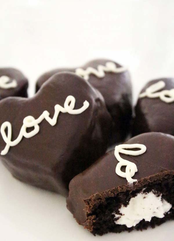 Cream Filled Chocolate Heart-Shaped Cakes #Valentin's Day #recipes #cakes #trendypins