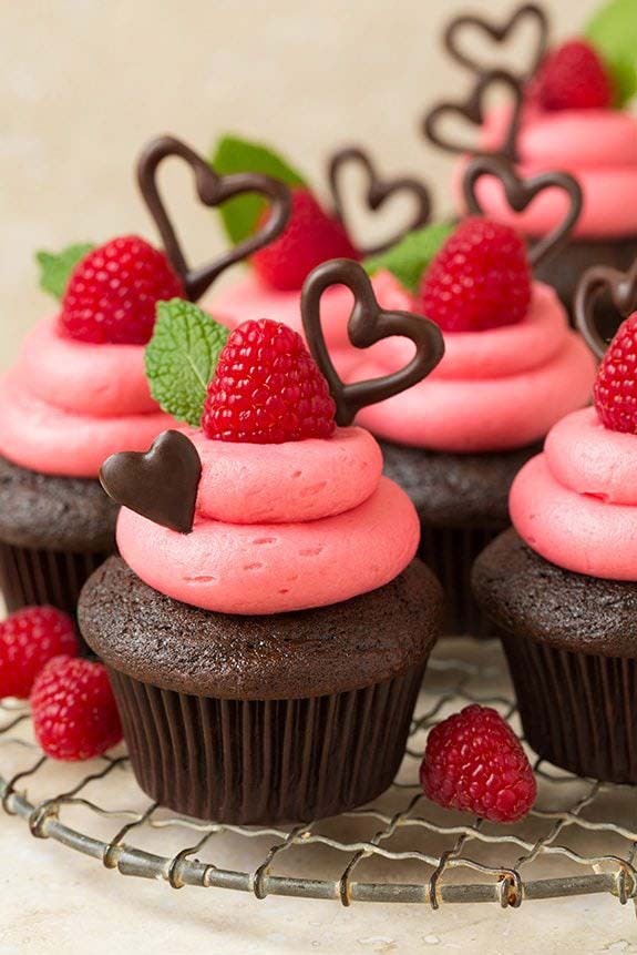 Dark Chocolate Cupcakes with Raspberry Buttercream Frosting #Valentine's Day #recipes #cupcakes #trendypins