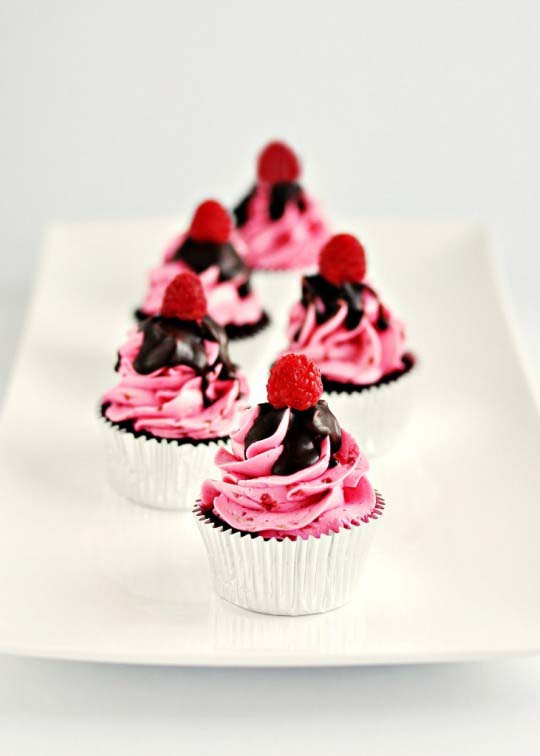Dark Chocolate Raspberry Buttercream Cupcakes with Chocolate Glaze #Valentine's Day #recipes #cupcakes #trendypins