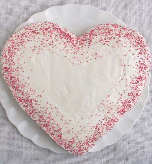 DIY Heart Cake (no heart-shaped pan needed) #Valentine's Day #recipes #cakes #trendypins