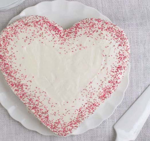 DIY Heart Cake (no heart-shaped pan needed) #Valentine's Day #recipes #desserts #trendypins