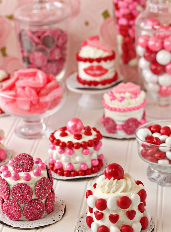 Easy Mini Valentine’s Day Cakes #Valentine's Day #recipes #cakes #trendypins