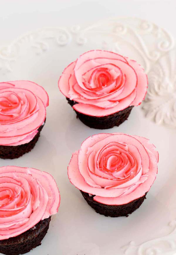 Fudgy Chocolate Cupcakes with Two-Tone Roses #Valentine's Day #recipes #cupcakes #trendypins