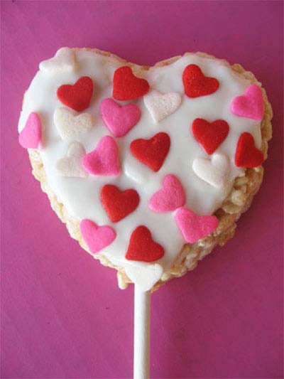 Heart Rice Krispie Pops #Valentine's Day #recipes #treats #trendypins