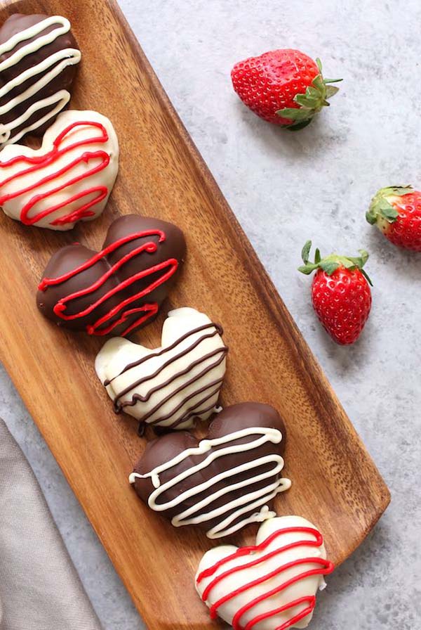 Heart-Shaped Chocolate Covered Strawberries #Valentine's Day #recipes #treats #trendypins