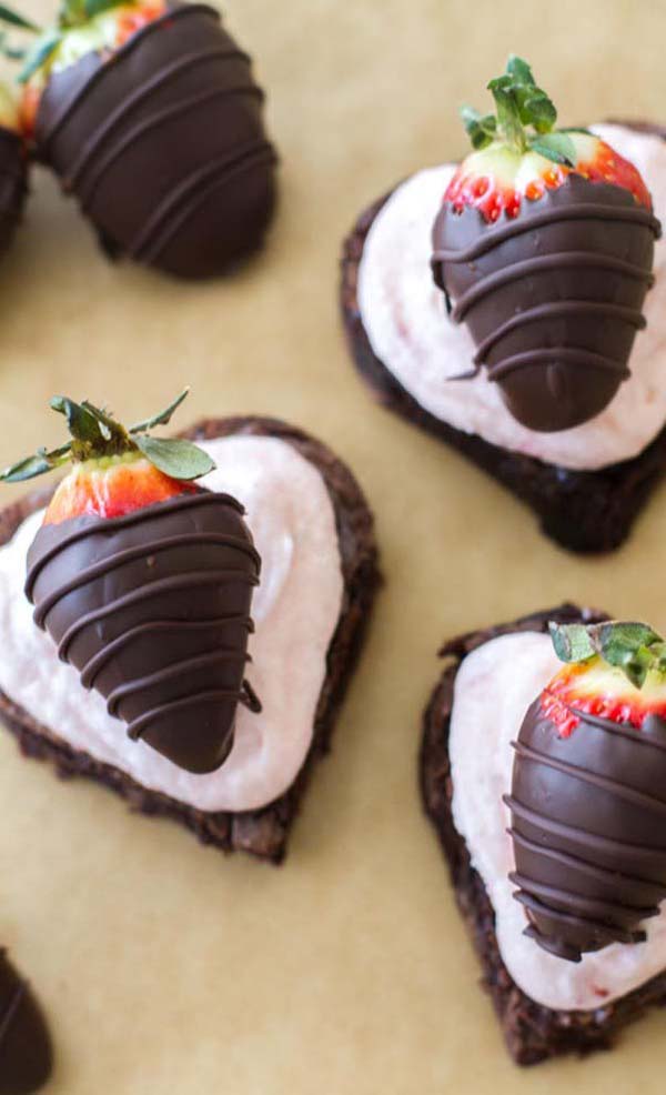 Individual Chocolate Covered Strawberry Brownies #Valentine's Day #recipes #desserts #trendypins