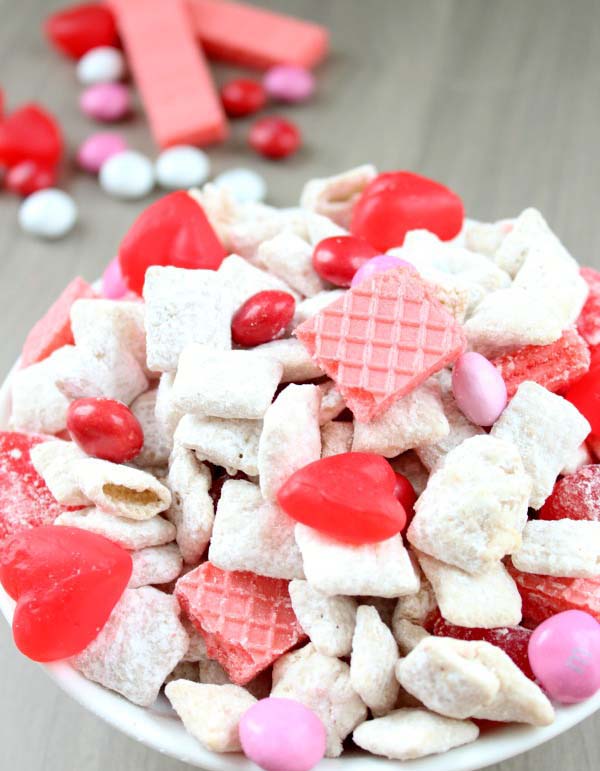 Lover Muddy Buddies #Valentine's Day #recipes #treats #trendypins
